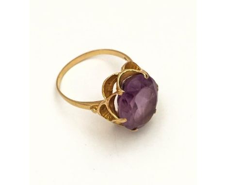 A ladies 9ct yellow gold and amethyst set ring, the oval cut amethyst in pierced 9ct gold mount, hallmarked 