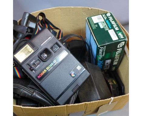 A collection of vintage cameras, to include Polaroid, Kodak, Fujifilm, Nikai etc. (qty) 