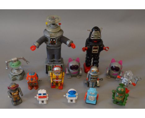 Fourteen unboxed tinplate and plastic toy robot and other figures in a variety of different scales, including both Chinese an