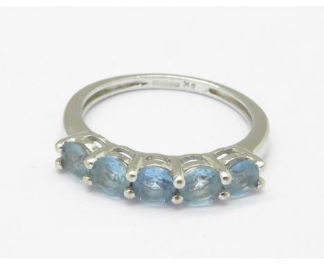 A 9ct gold and blue stone ring, 1.6g, J