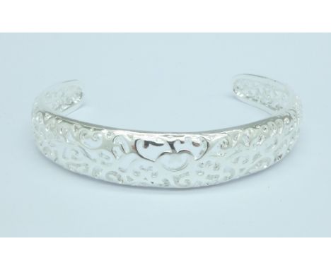A silver bangle, 17g