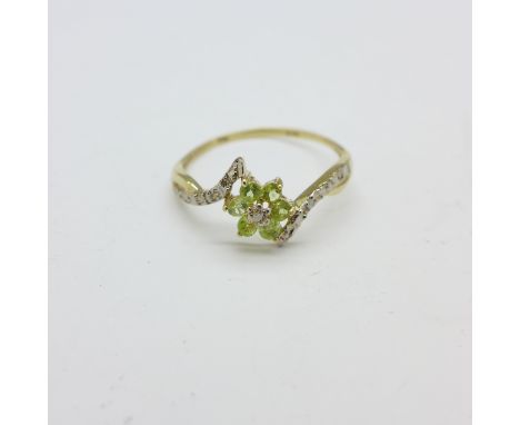 A 9ct gold, peridot and diamond ring, 1g, O