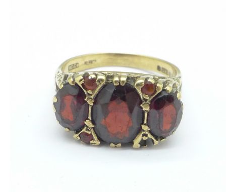 A 9ct gold and garnet ring, 5.4g, O