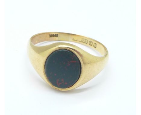 A 15ct gold and bloodstone ring, 5.8g, V