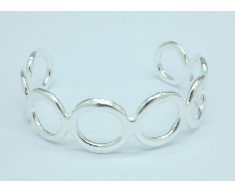 A silver bangle, 22g