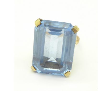 A yellow metal and blue stone ring, tests as 9ct gold, 10.2g, S, stone 22mm x 16mm