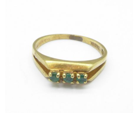 A 9ct gold and green stone ring, 1.7g, K