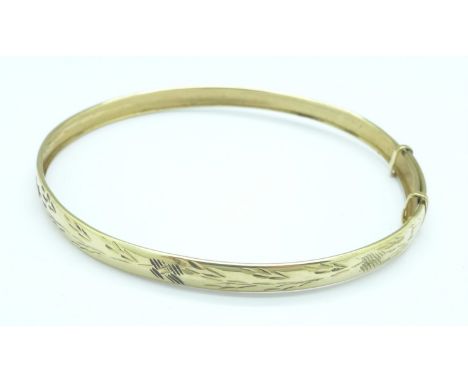 A 9ct gold bangle, 3.4g