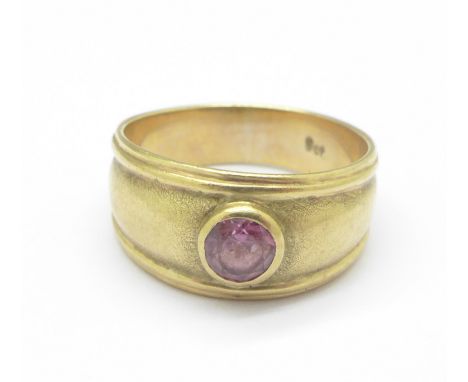 A 9ct gold and pink stone ring, 3.2g, I