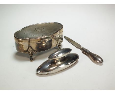 A silver trinket box, Henry Matthews, Birmingham 1912, of lobed oval form with engine turned decoration to the cover and rais