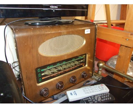 VINTAGE WOODCASED RADIO