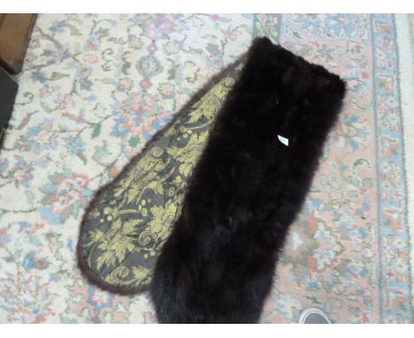 MUSQUASH VINTAGE STOLE, LINED WITH POCKET