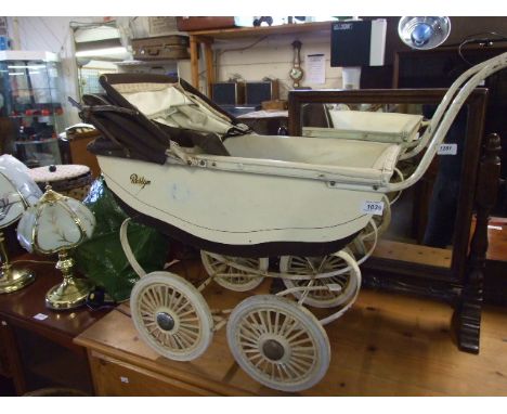 VINTAGE ROSLYN DOLLS PRAM