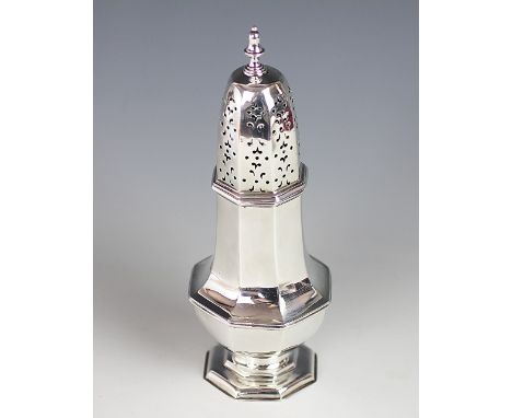 An Edwardian silver sugar caster, Skinner & Co, London 1907, of octagonal baluster form and with urn finial, 21.5cm high, wei