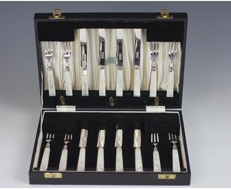 A cased set of silver and mother of pearl handled fruit knives and forks, Travis Wilson & Co Ltd, Sheffield 1963