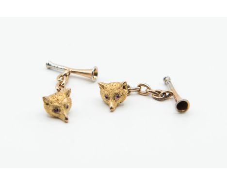 A PAIR OF VICTORIAN HUNTING CUFFLINKS, one side a foxes head, the other a hunting horn, on an articulated chain link. Total w
