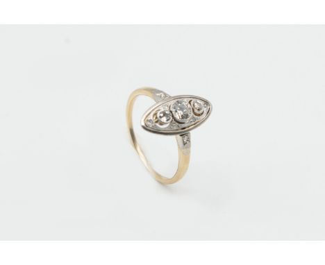 AN EDWARDIAN DIAMOND RING, the marquise shaped mount set to the centre with graduating old brilliant cut diamonds in collet s