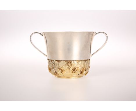AN ELIZABETH II PARCEL-GILT SILVER ROYAL COMMEMORATIVE PORRINGER, BY STUART DEVLIN, LONDON, 1982, tapering cylindrical and wi