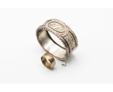 A GENTS 9CT YELLOW GOLD WEDDING BAND, ring size V, stamped 375, weight 6.4gms; and a Victorian bangle, with engraved floral d