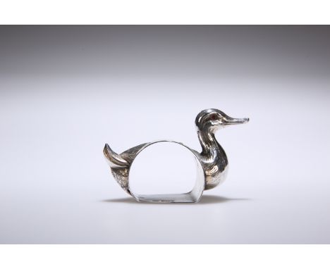 A GEORGE V SILVER NAPKIN-RING, BY CRISFORD AND NORRIS, BIRMINGHAM, 1913, modelled as a duck with red glass set eyes, 8 cm. wi