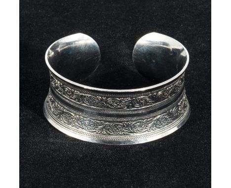 A silver bracelet Chinese marks