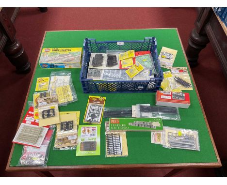 A quantity of OO scenic accessory kits by Airfix, Ratio, Wills, Peco and others, mostly in original packaging, including cran