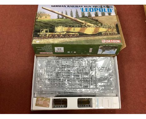 A Dragon 1:35 Scale #6200-03 German Railway Gun 28cm K5 (E) 'Leopold' 39-45 Series Plastic Model Kit. Unstarted, parts on spr