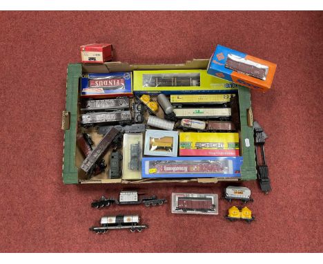 Approximately twenty-nine European HO scale wagons by Rivarossi, Pika, Jouef and others, several boxed, playworn.