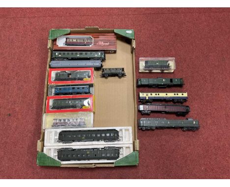 Approximately fourteen European outline HO scale coaches (several boxed) by Trix, Lilliput, Fleischmann and others, playworn,