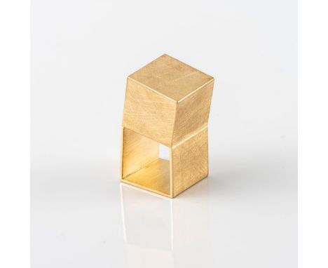 Ring, 2004Gelbgold 750. 33,62 Gramm. H. 37 mm, Ringgröße 57 mm. Gestempelt: Künstlersignet, 750. In Originalverpackung.