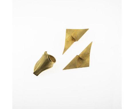 Ring und Paar Ohrstecker, 1991Gelbgold 750.Ring 9,83 Gramm. Ringgröße 62; Ohrstecker zus. 11,37 Gramm. 59 x 25 mm.Gestempelt 