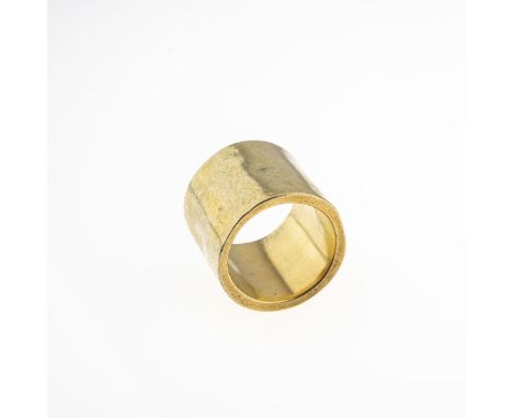 Ring, 1991Gelbgold 750 (getestet), hohl gearbeitet. 11,32 Gramm. Ringgröße 57. B. 16 mm. Graviert: CvS 1991.