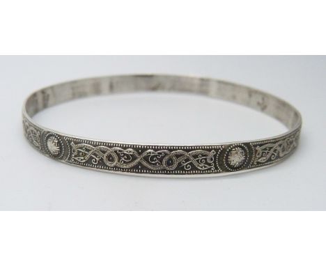 A 925 silver Celtic design bangle, stamped 'T' 
