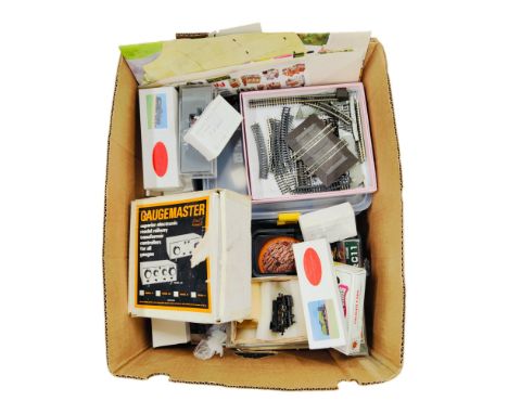 BOX LOT OF MODEL RAILWAY ACCESSORIES 