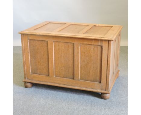 An early 20th century light oak coffer, 95cm 