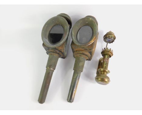 A GNR brass railway carriage lamp, and a pair of carriage lamps.