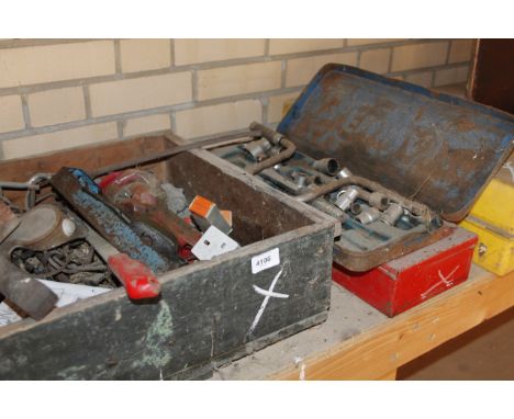 Hand tools, car tools and accessories to include car jack, socket set, mason's mallet, galvanised watering can, etc, (qty).Vi