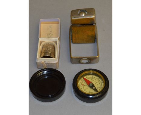 Mixed lot including a travel inkwell, a boxed silver thimble and a Bakelite pocket compass (3)