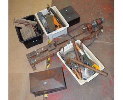 A good quantity of vintage tools including planes, boxes, and a lathe etc