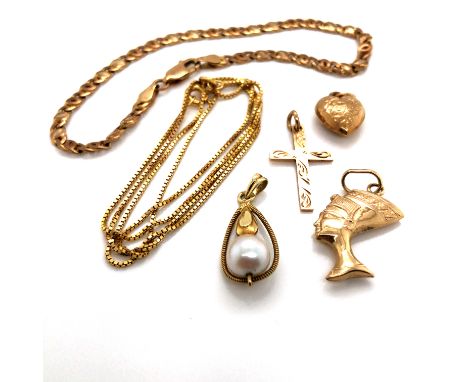 A 9ct GOLD LADIES BRACELET TOGETHER WITH THREE 9ct GOLD PENDANTS TO INCLUDE A HEART, CROSS AND EGYPTIAN HEAD, A 14ct GOLD AND