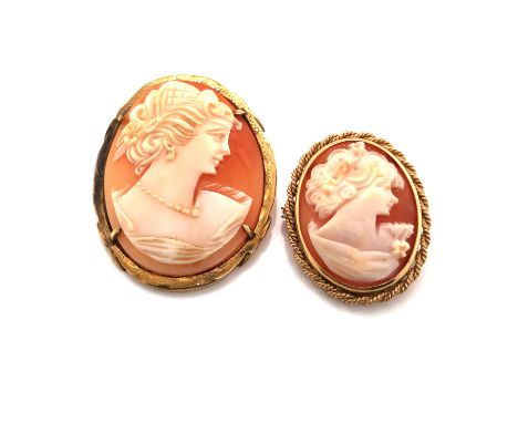 A VINTAGE 9ct GOLD PORTRAIT CAMEO BROOCH IN A 9ct GOLD HALLMARKED FRAME, DATED 1963 LONDON, TOGETHER WITH A FURTHER PENDANT/B