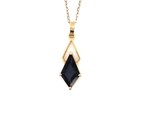 A GEMSET KITE SHAPE PENDANT IN A MOUNT STAMPED 9K, 375, SUSPENDED ON A 9ct GOLD HALLMARKED CHAIN. CHAIN LENGTH 47cms, PENDANT