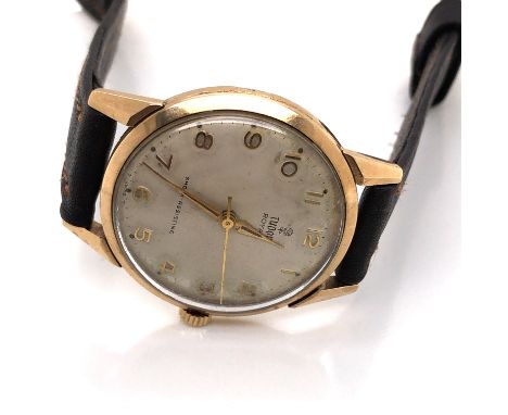 A GENTS VINTAGE 9ct GOLD TUDOR ROYAL SHOCK-RESISTING, MANUAL WOUND WRIST WATCH ON A BROWN LEATHER STRAP WITH GOLD PLATED BUCK