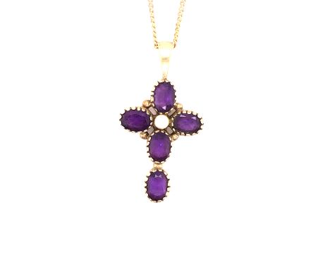 A 9ct GOLD AMETHYST AND PEARL CROSS SUSPENDED ON A 9ct GOLD CURB CHAIN. CROSS MEASUREMENTS 3.5 X 2.0cms, CHAIN LENGTH 43cms. 