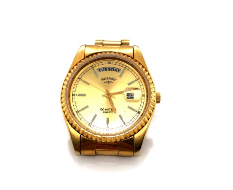 A GENTLEMAN'S DAY, DATE ROTARY QUARTZ WRIST WATCH ON A GOLD PLATED BRACELET STRAP WITH A BI-FOLDING CLASP. 