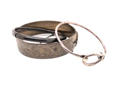 A HALLMARKED SILVER HEAVY SOLID HINGED BANGLE, HALF ENGRAVED. DATED 1960, LONDON, TOGETHER WITH A FURTHER HINGED BANGLE DATED