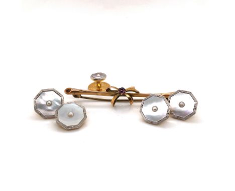 FIVE MOTHER OF PEARL INSET 18ct GOLD AND PLATINUM BUTTONS TOGETHER WITH AN AMETHYST CENTRED BOW BAR BROOCH, UNHALLMARKED, STA