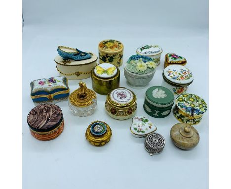 A selection of porcelain collectable pill or trinket boxes 