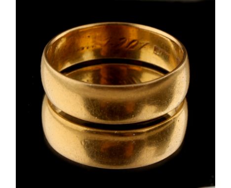 Property of a deceased estate - a late Victorian 22ct gold wedding band, with engraved inscription to interior dated 1901, ap