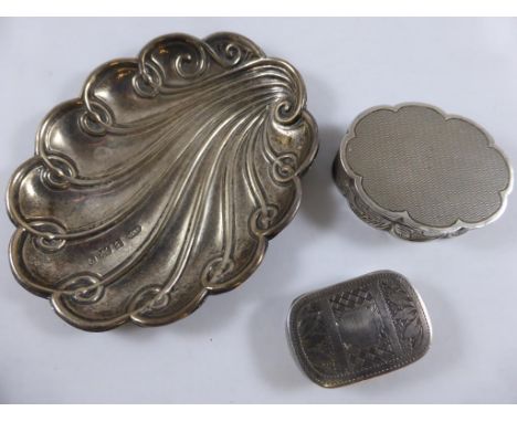 2 SILVER PILL OR PATCH BOXES, ONE CONTAINING POLISHED STONES FOR MOUNTING AND A SCALLOPED SILVER DISH, BROADWAY & CO. BIRMING